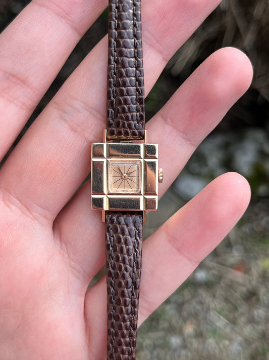 Universal Genève  - 18k Gold Ladies Wristwatch